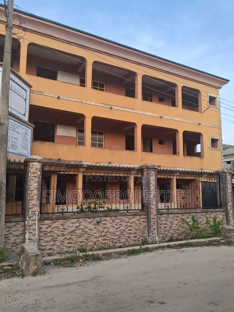 A Very Standard and Massive School on 5plots for Sale