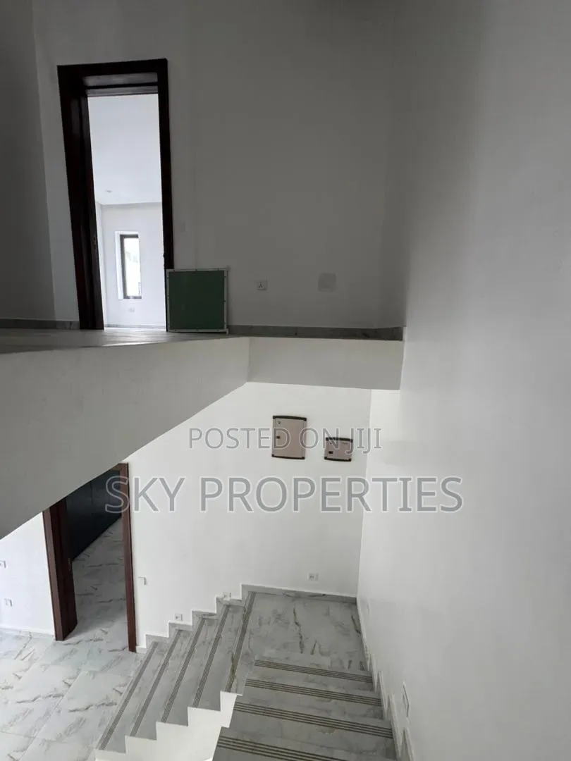 4bdrm Duplex in Admiralty, Lekki Phase 1 for sale