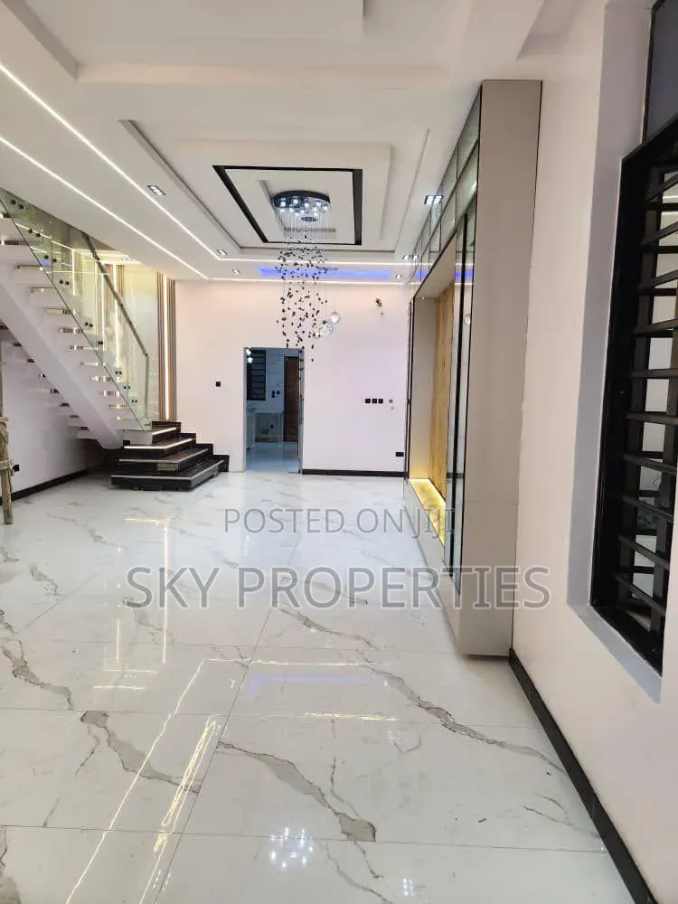 5bdrm Duplex in Orchid Road, Lekki Phase 1 for sale