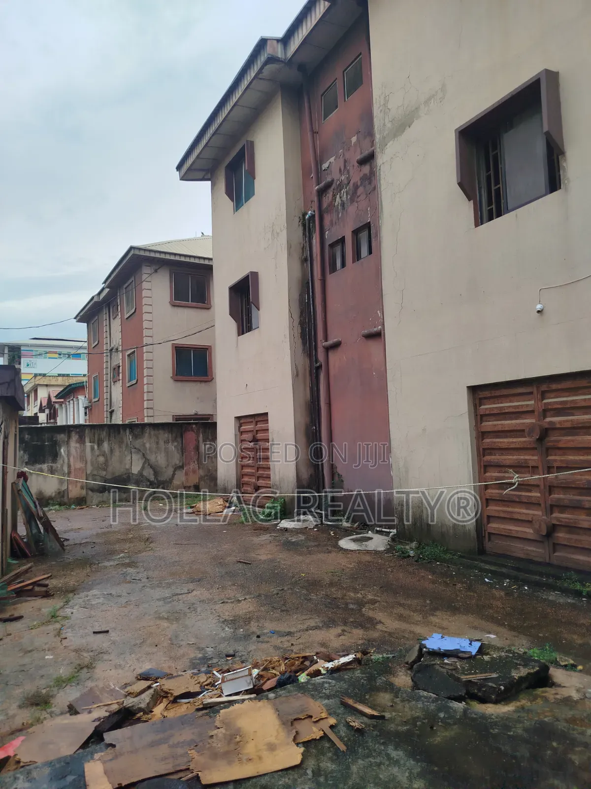 3bdrm Block of Flats in Okota for sale