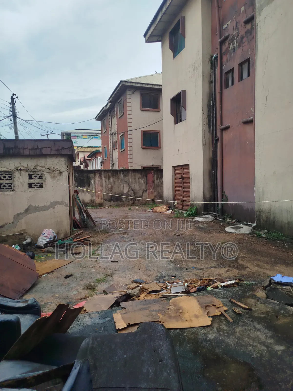 3bdrm Block of Flats in Okota for sale