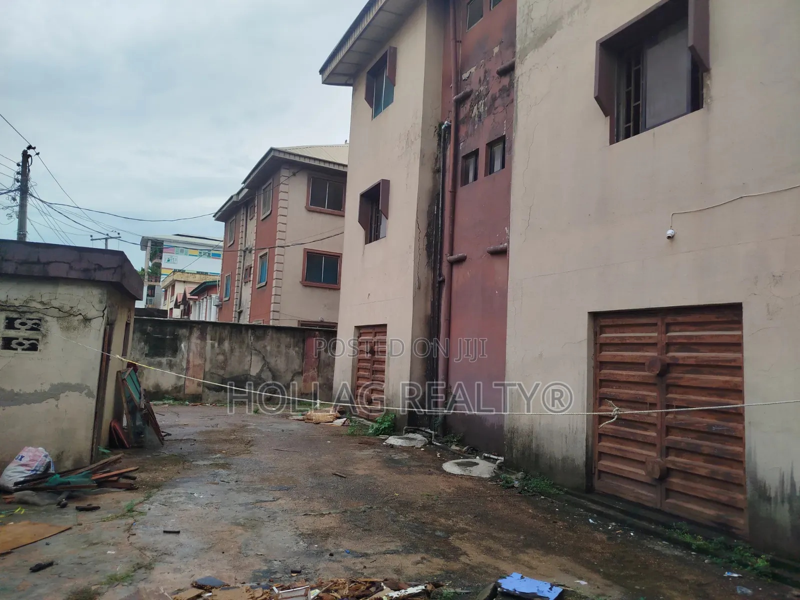 3bdrm Block of Flats in Okota for sale