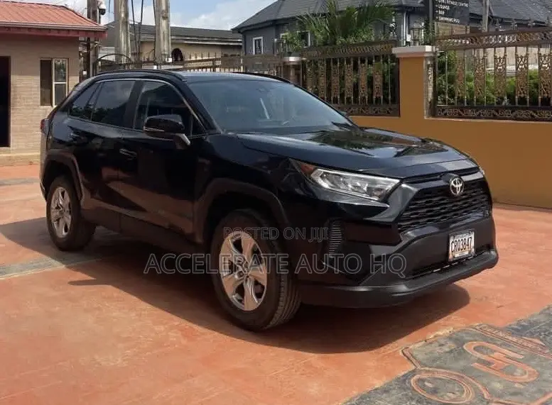Toyota RAV4 XLE 2021 Black