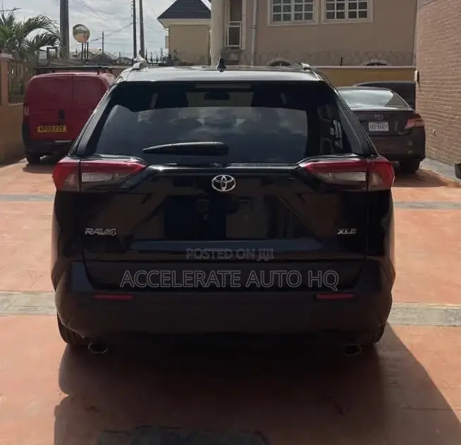 Toyota RAV4 XLE 2021 Black
