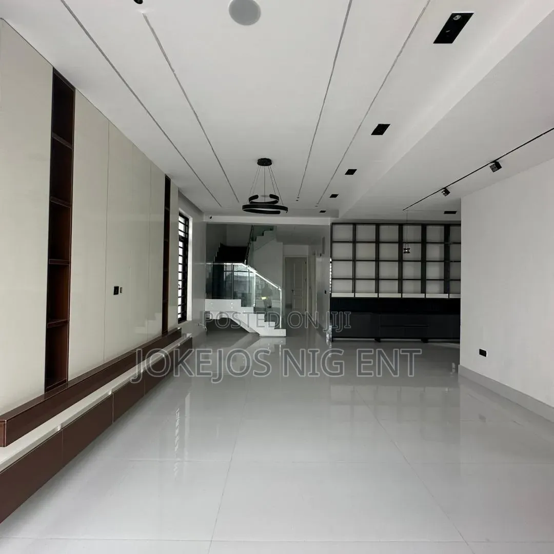 5bdrm Duplex in Lekki Phase 1 for sale