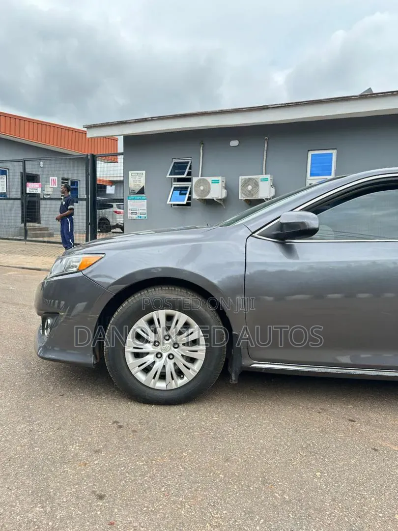Toyota Camry LE 4dr Sedan (2.5L 4cyl 6A) 2012 Gray