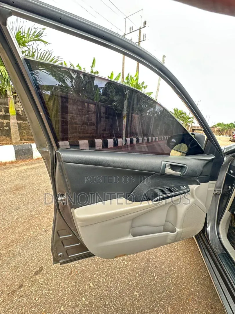 Toyota Camry LE 4dr Sedan (2.5L 4cyl 6A) 2012 Gray