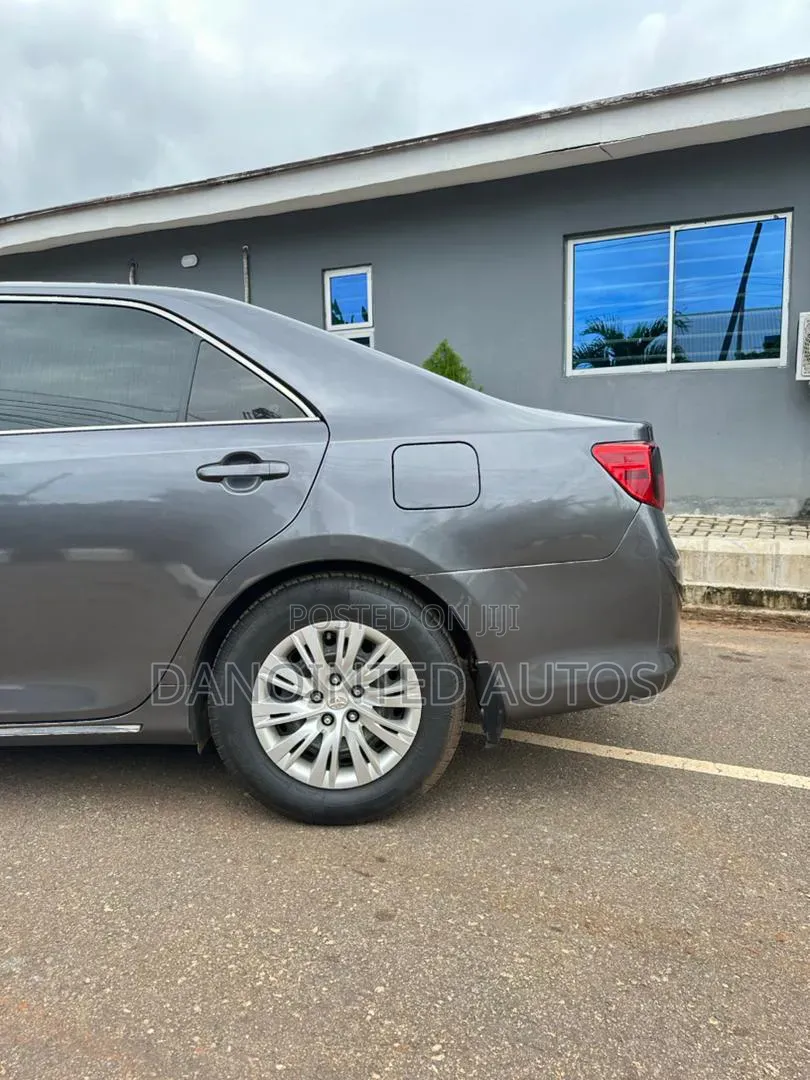 Toyota Camry LE 4dr Sedan (2.5L 4cyl 6A) 2012 Gray