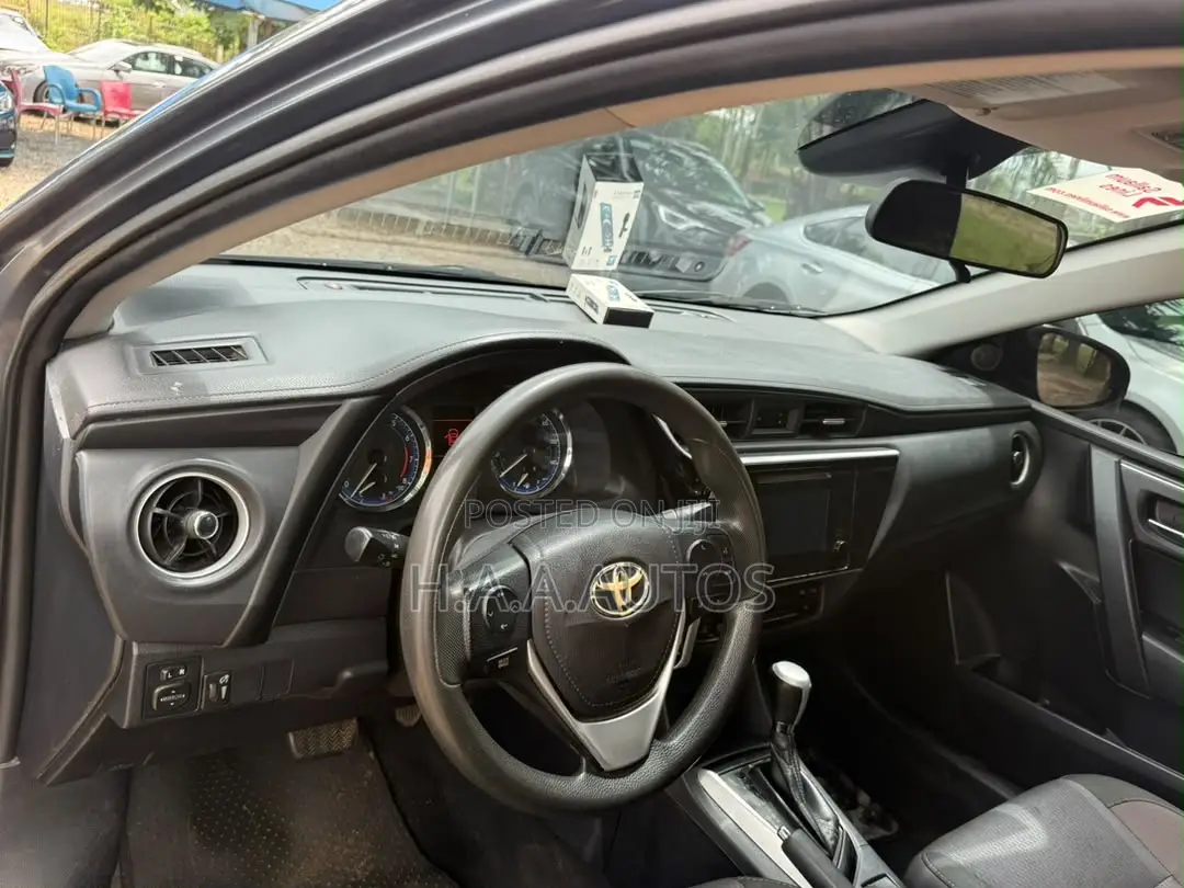 Toyota Corolla LE (1.8L 4cyl 2A) 2018 Gray