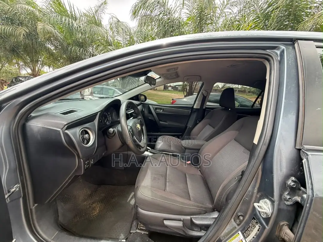 Toyota Corolla LE (1.8L 4cyl 2A) 2018 Gray