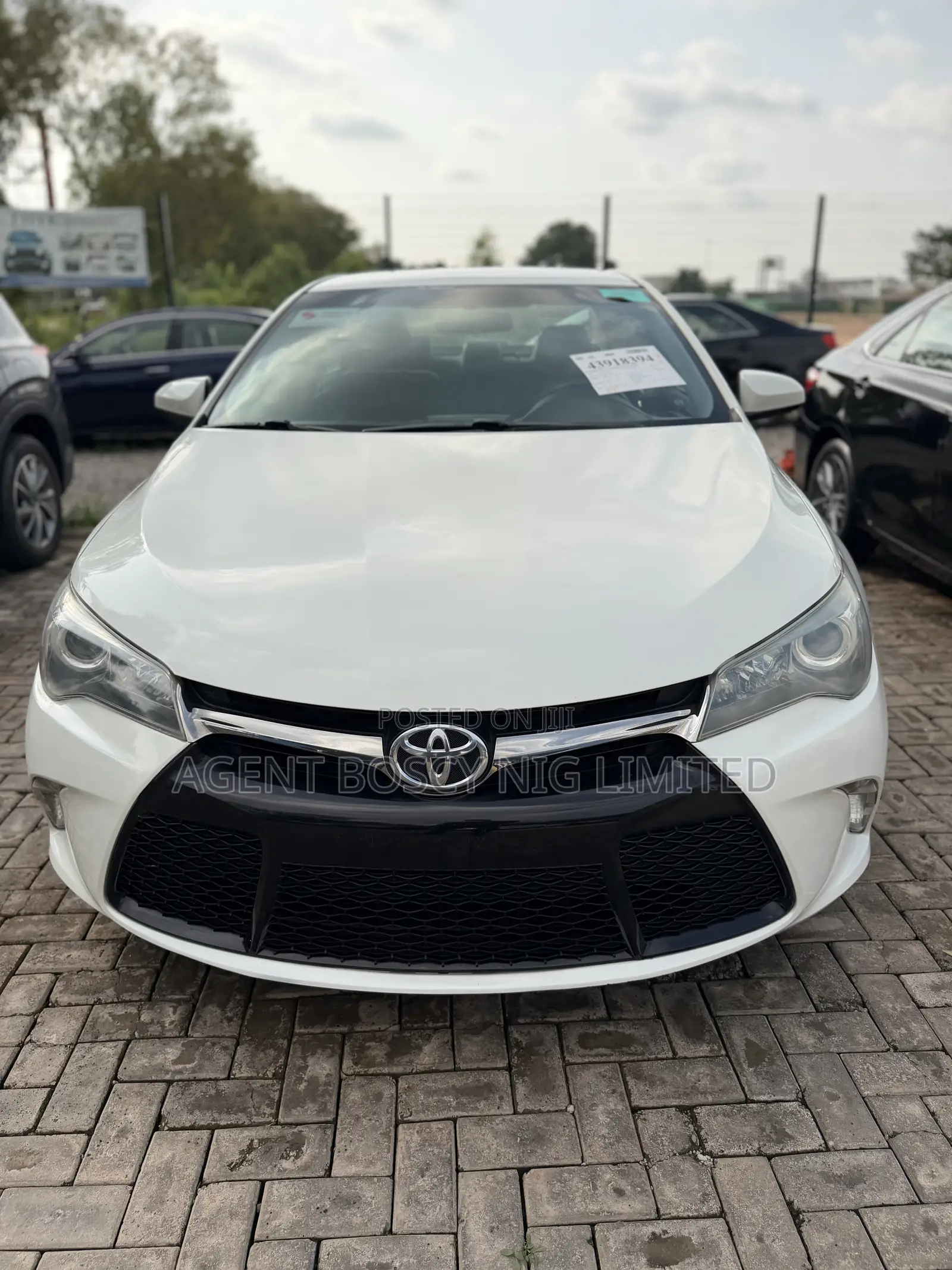Toyota Camry SE 4dr Sedan (2.5L 4cyl 6A) 2015 White