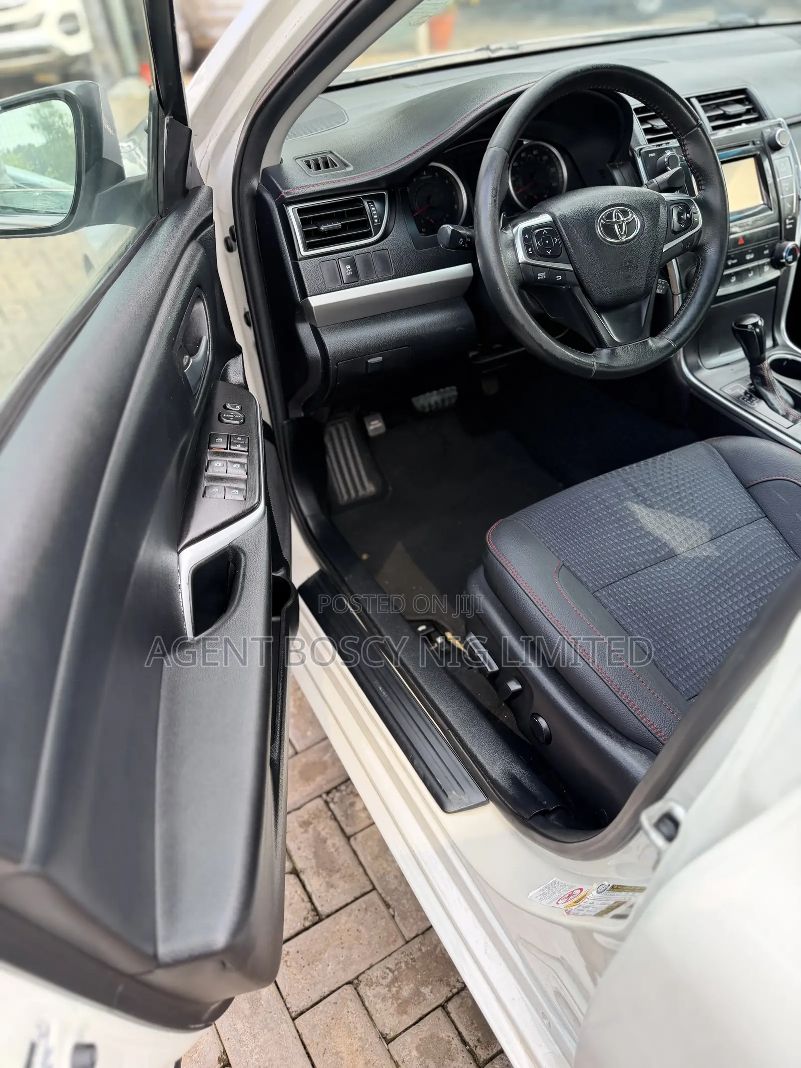Toyota Camry SE 4dr Sedan (2.5L 4cyl 6A) 2015 White