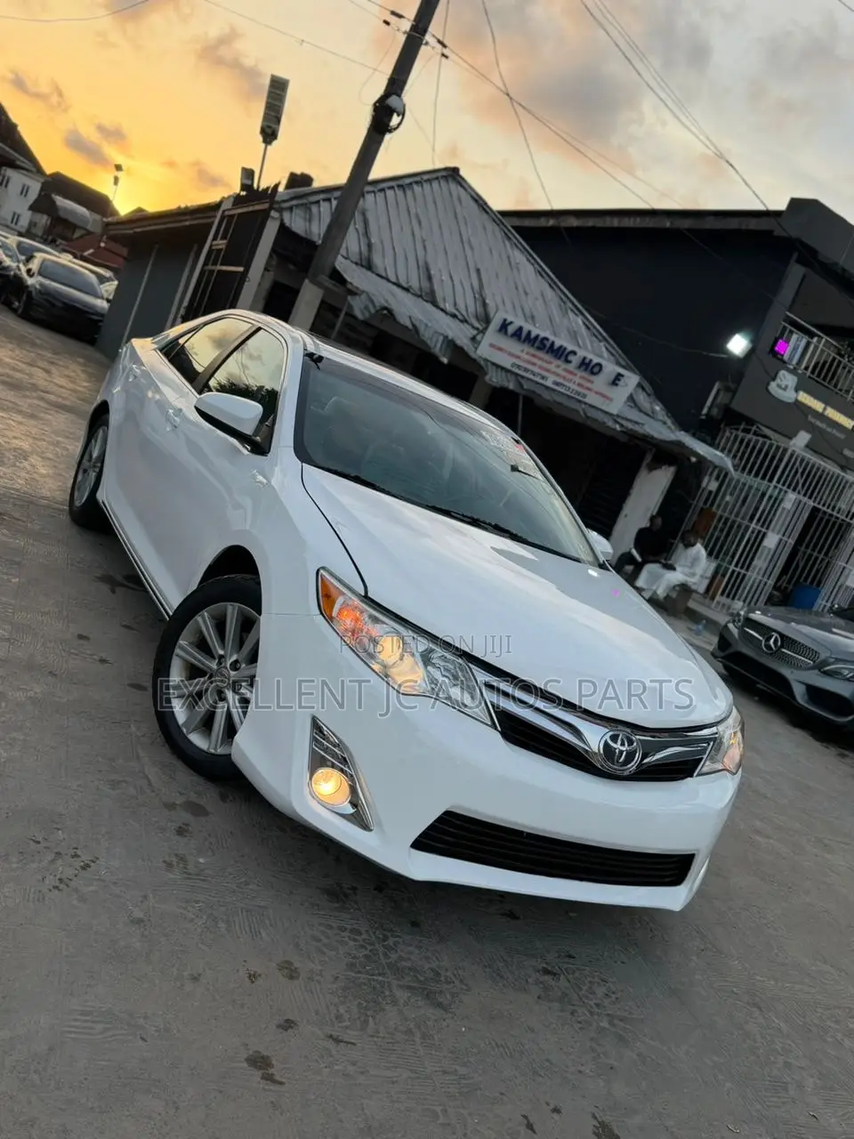 Toyota Camry XLE V6 4dr Sedan (3.5L 6cyl 6A) 2013 White
