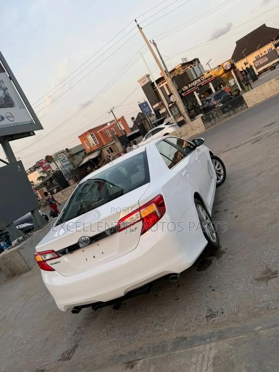 Toyota Camry XLE V6 4dr Sedan (3.5L 6cyl 6A) 2013 White