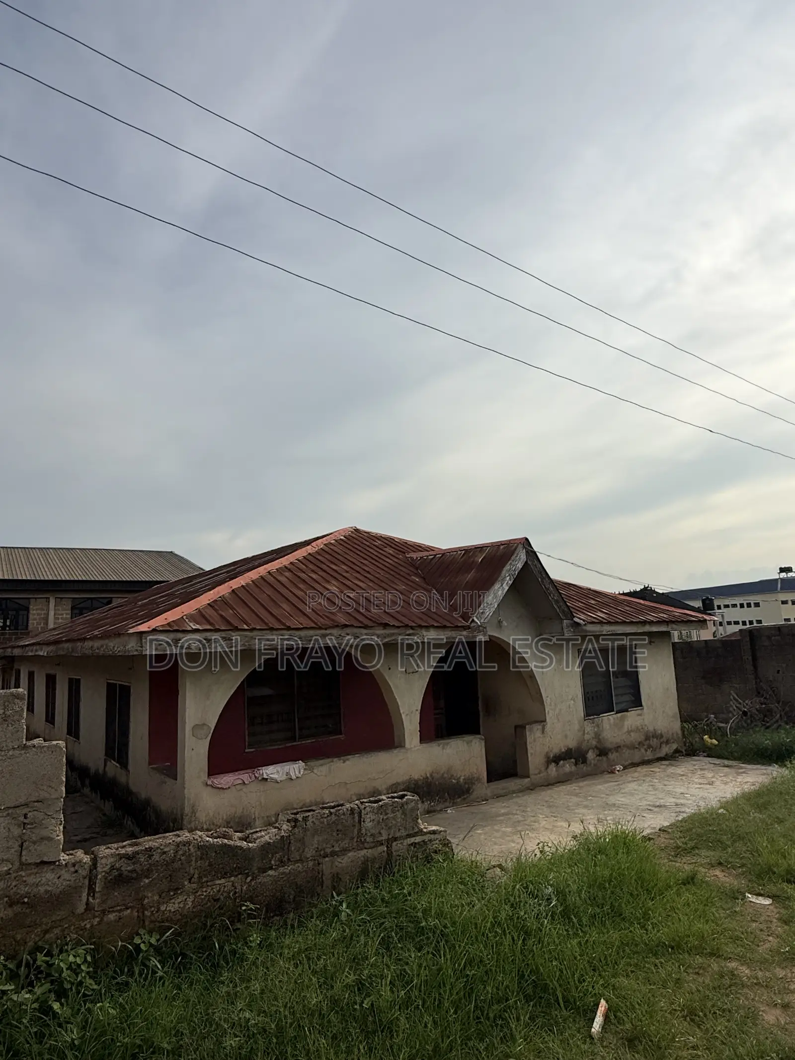8bdrm Bungalow in Arowona Estate Soka for sale