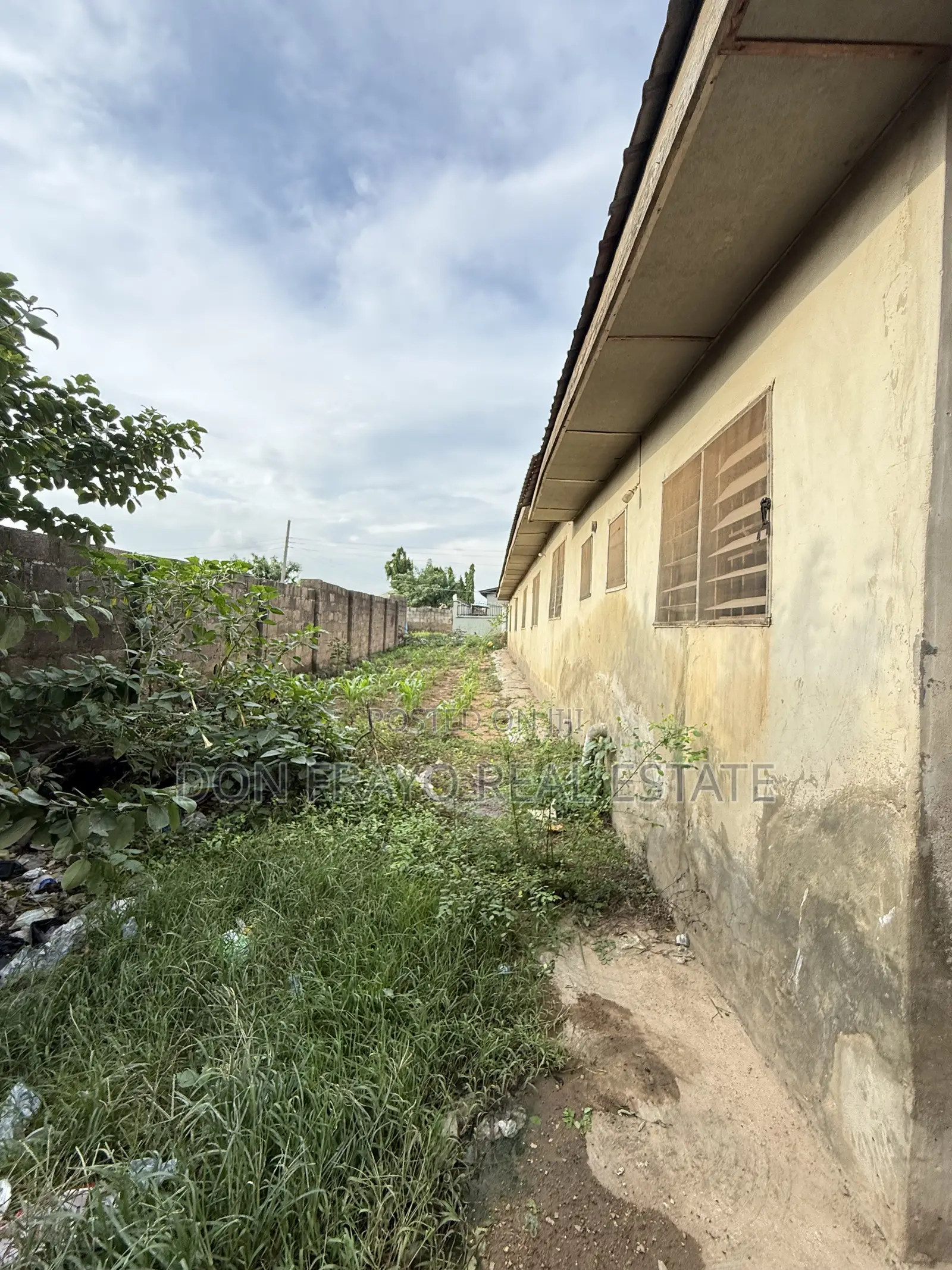 8bdrm Bungalow in Arowona Estate Soka for sale