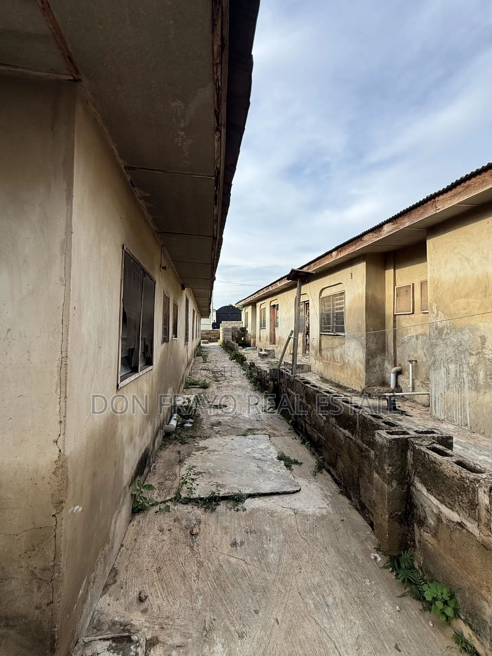 8bdrm Bungalow in Arowona Estate Soka for sale