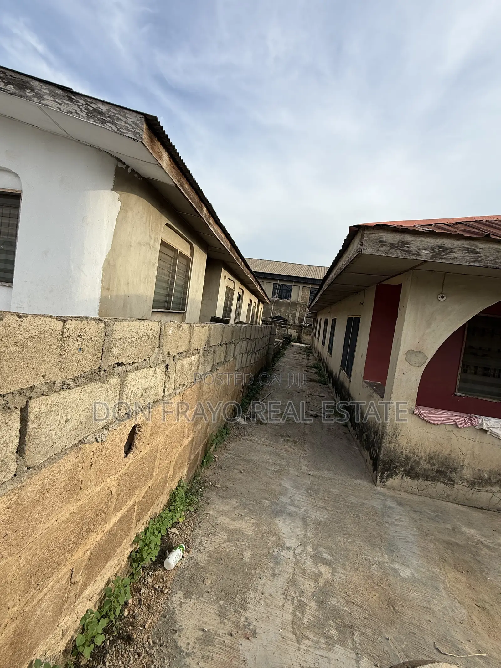 8bdrm Bungalow in Arowona Estate Soka for sale