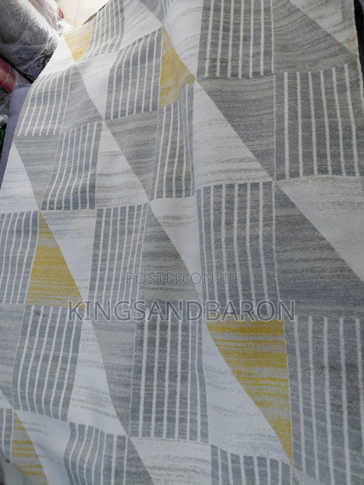 7x10fts Grey Cream and Yellow Turkey Center Rug