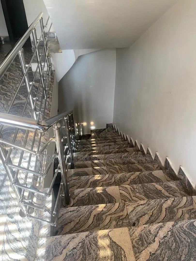 5bdrm Duplex in Gaduwa for sale