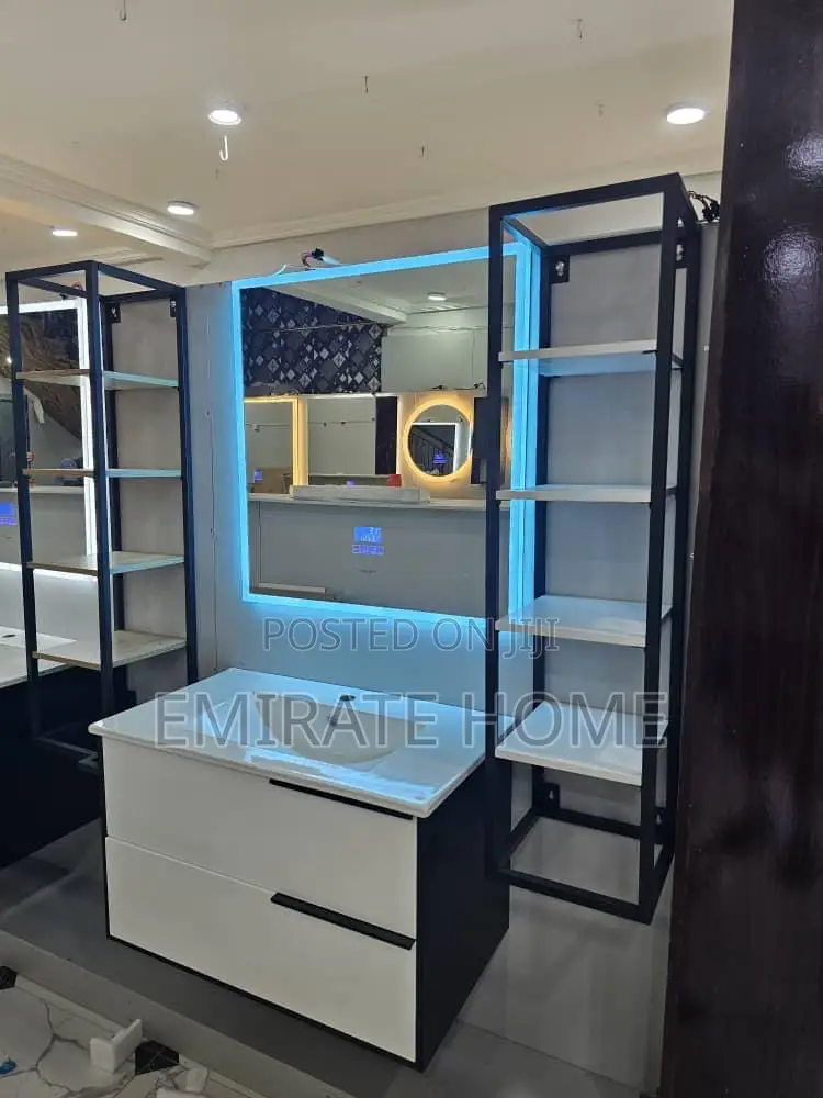 Special Cabinets With Sensor Mirror and Cupboards Chave