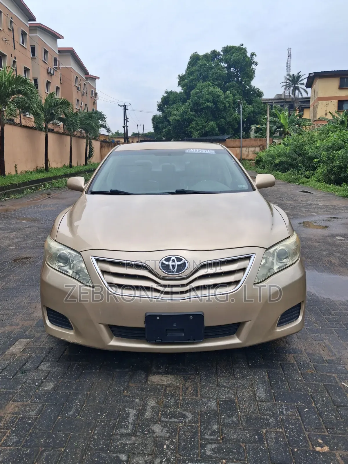 Toyota Camry LE 4dr Sedan (2.5L 4cyl 6AM) 2010 Gold
