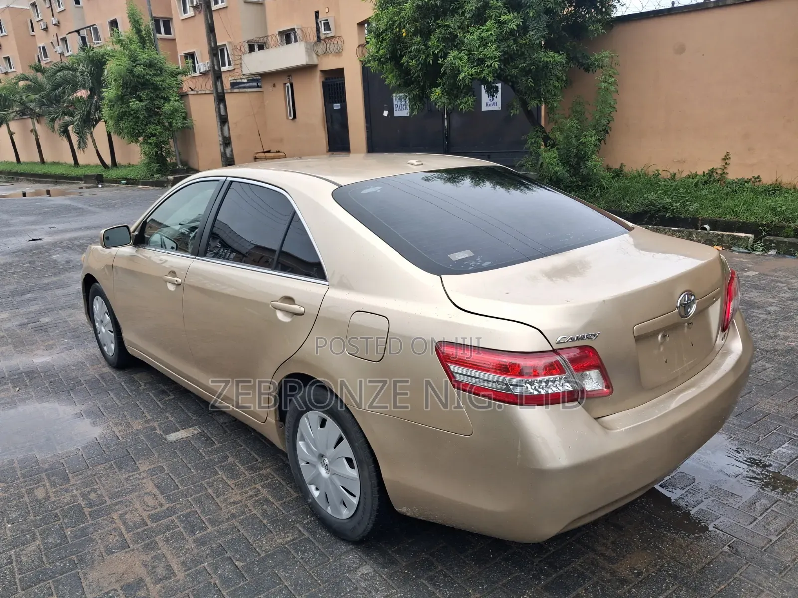 Toyota Camry LE 4dr Sedan (2.5L 4cyl 6AM) 2010 Gold