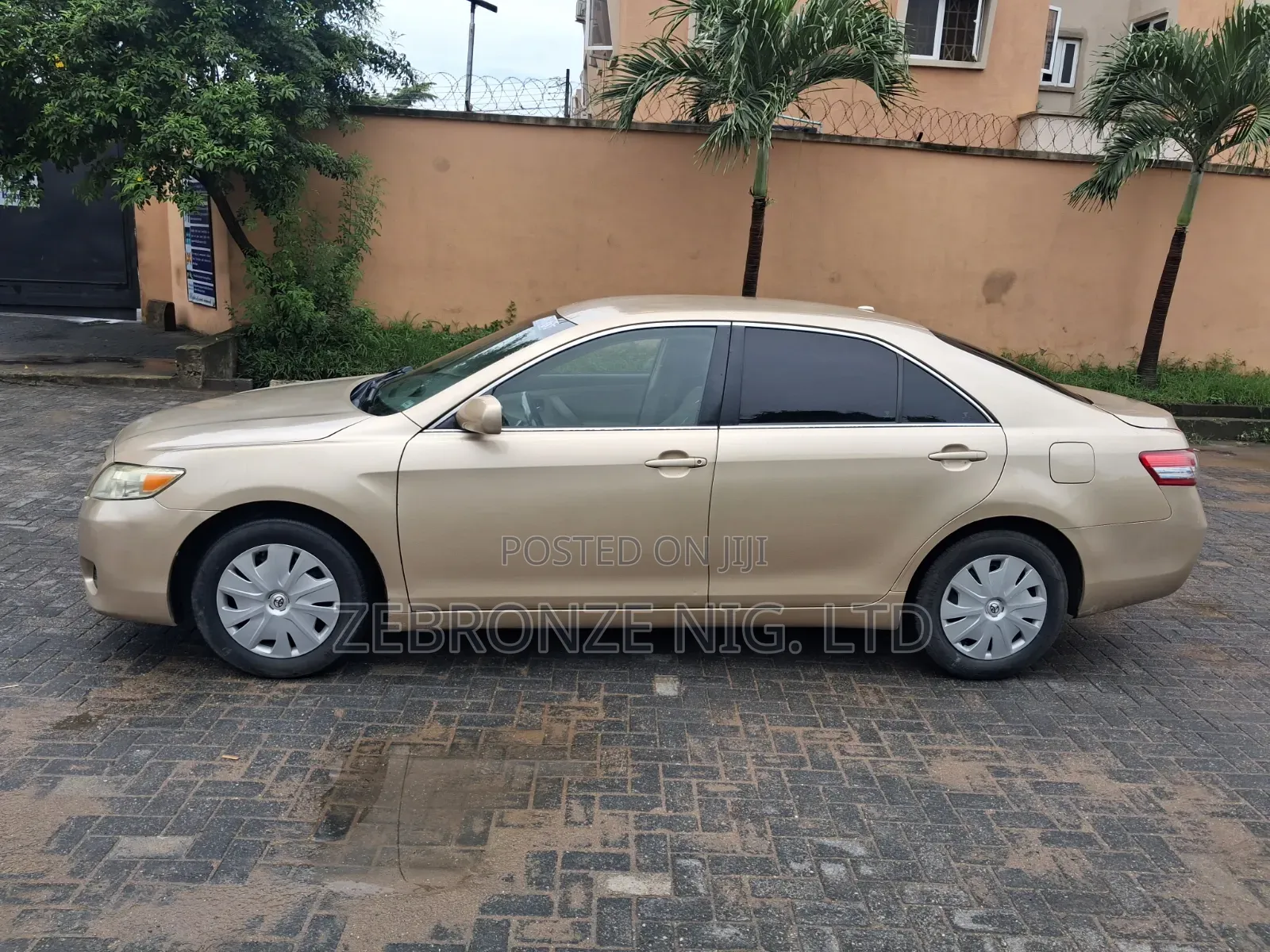 Toyota Camry LE 4dr Sedan (2.5L 4cyl 6AM) 2010 Gold