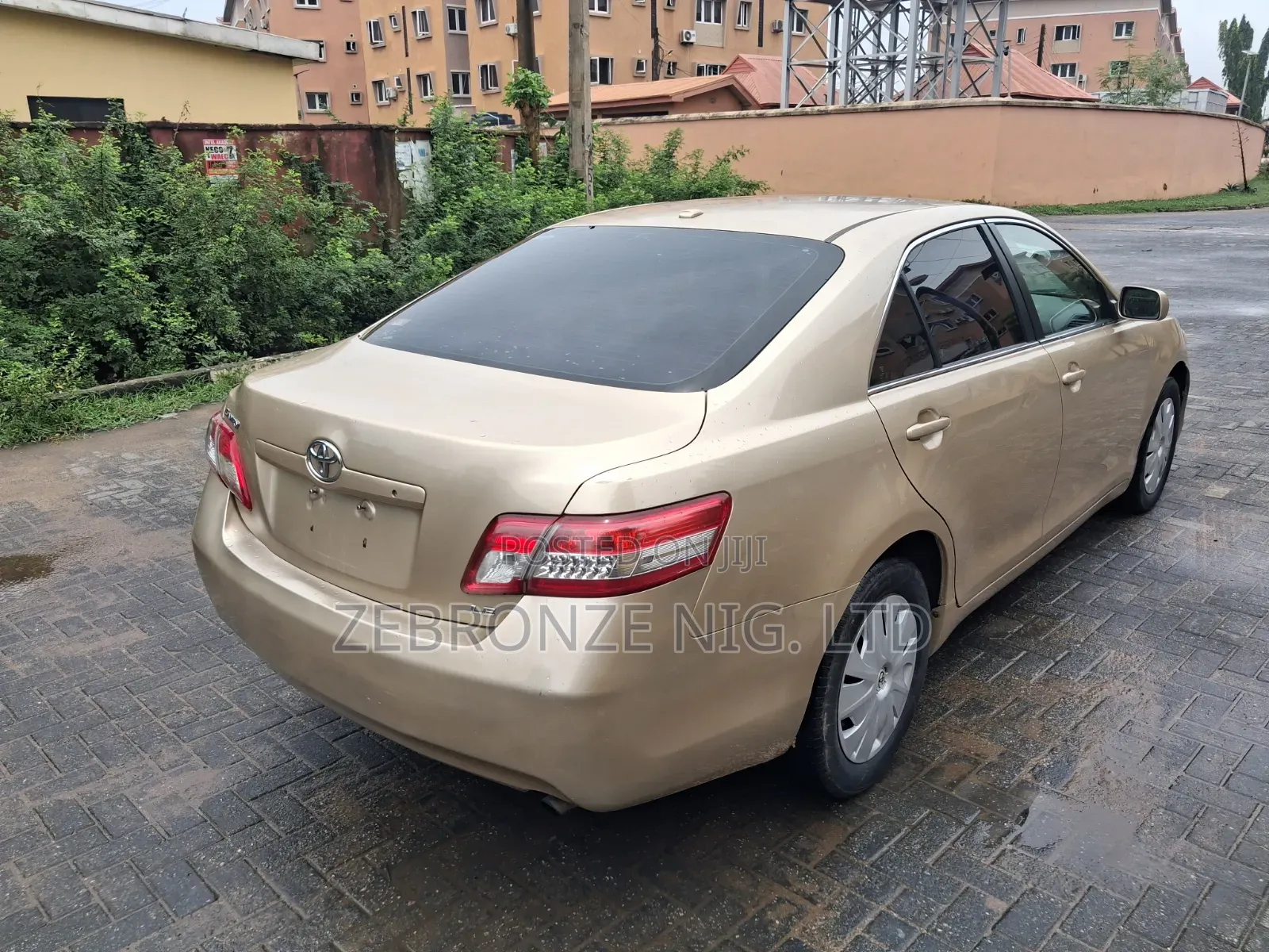Toyota Camry LE 4dr Sedan (2.5L 4cyl 6AM) 2010 Gold