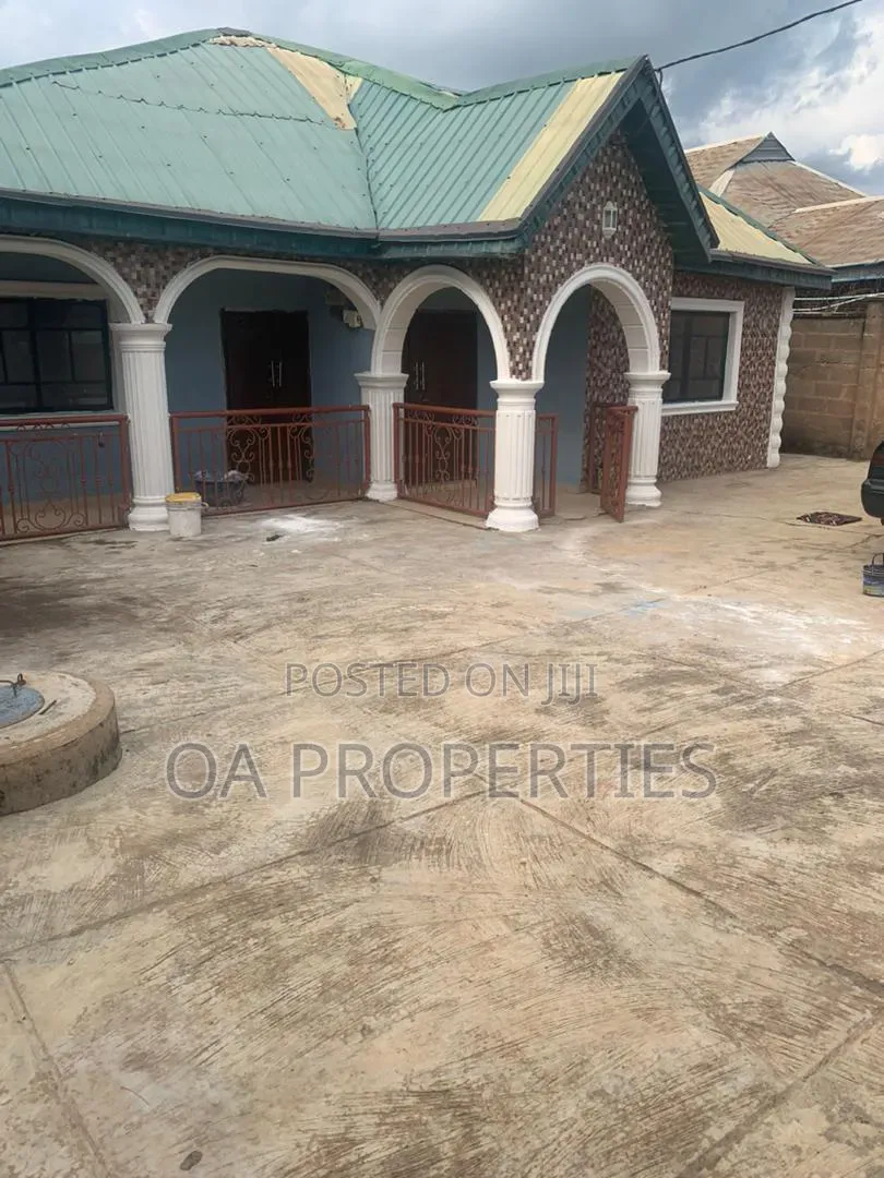 4bdrm Bungalow in Ibadan for sale