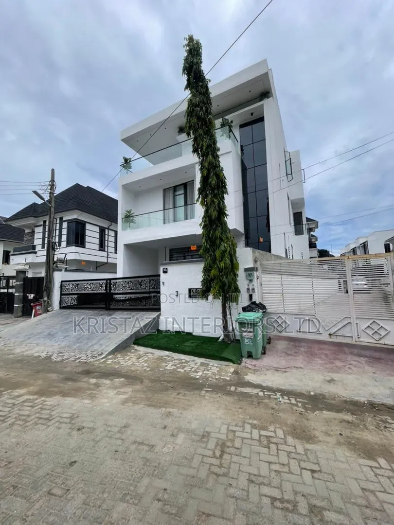 5bdrm Mansion in Ikota for sale
