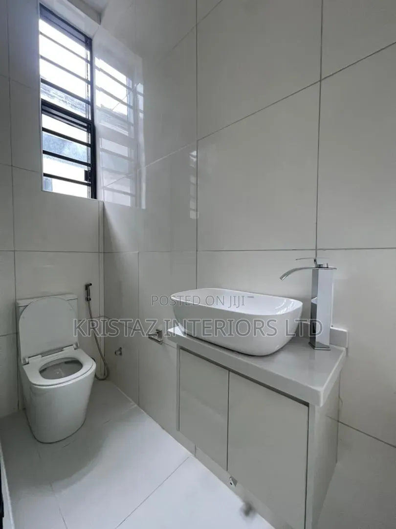 5bdrm Mansion in Ikota for sale