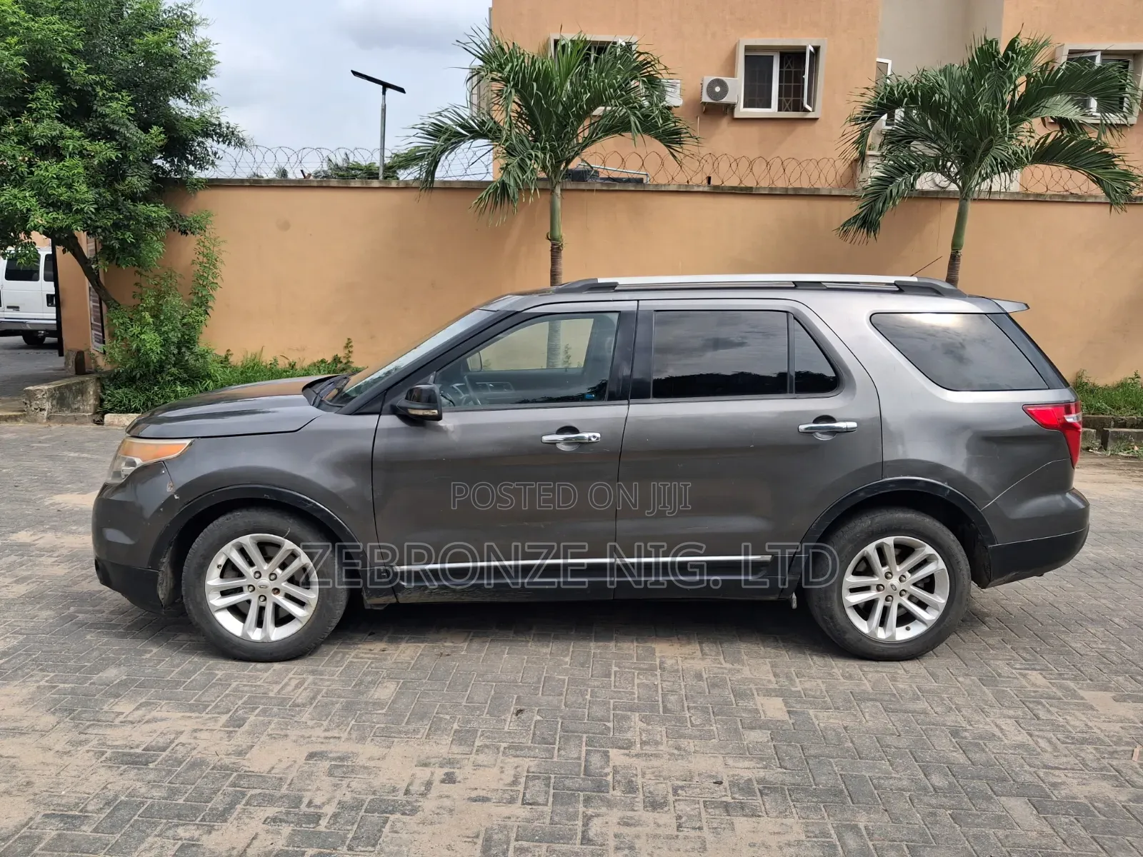 Ford Explorer XLT 4dr 4x4 (3.5L 6cyl 6A) 2013 Gray