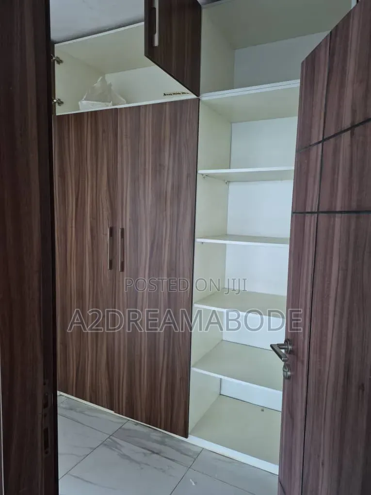 2bdrm Apartment in Lekki Phase 1 for rent