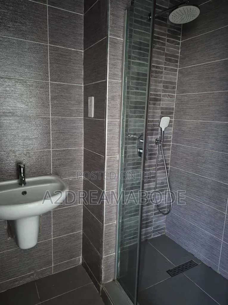 2bdrm Apartment in Lekki Phase 1 for rent