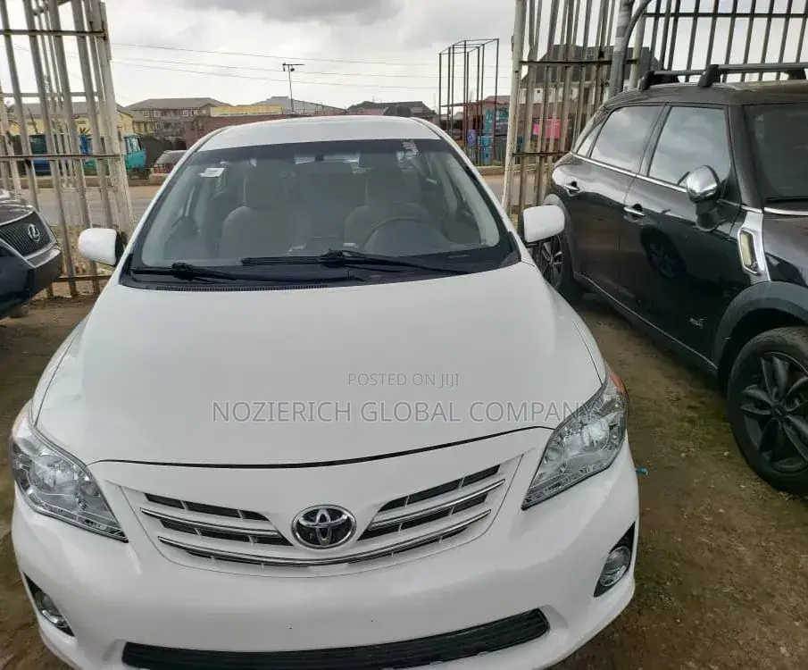 Toyota Corolla LE 4dr Sedan (1.8L 4cyl 4A) 2013 White