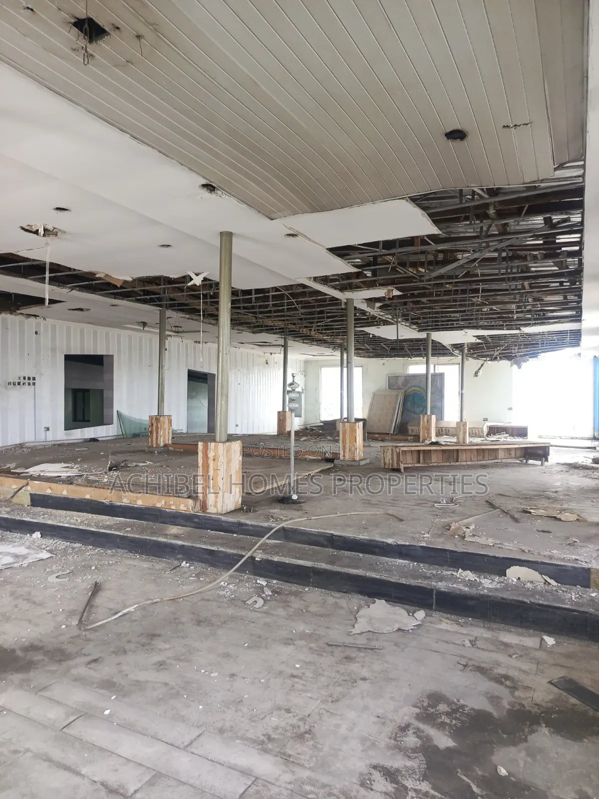 490 Square Meter Space Suitable For Lounge And Bar, Showroom, Etc