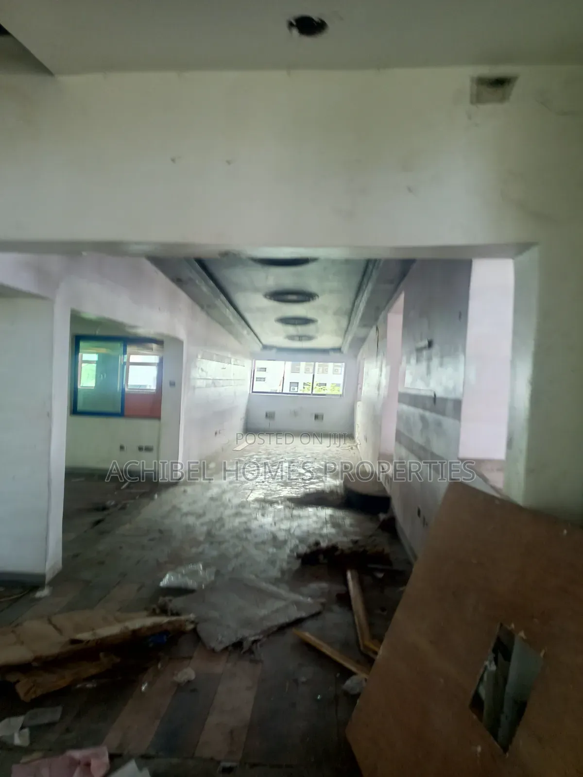 490 Square Meter Space Suitable For Lounge And Bar, Showroom, Etc