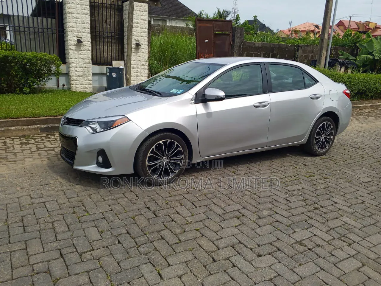 Toyota Corolla LE 4dr Sedan (1.8L 4cyl CVT) 2016 Silver