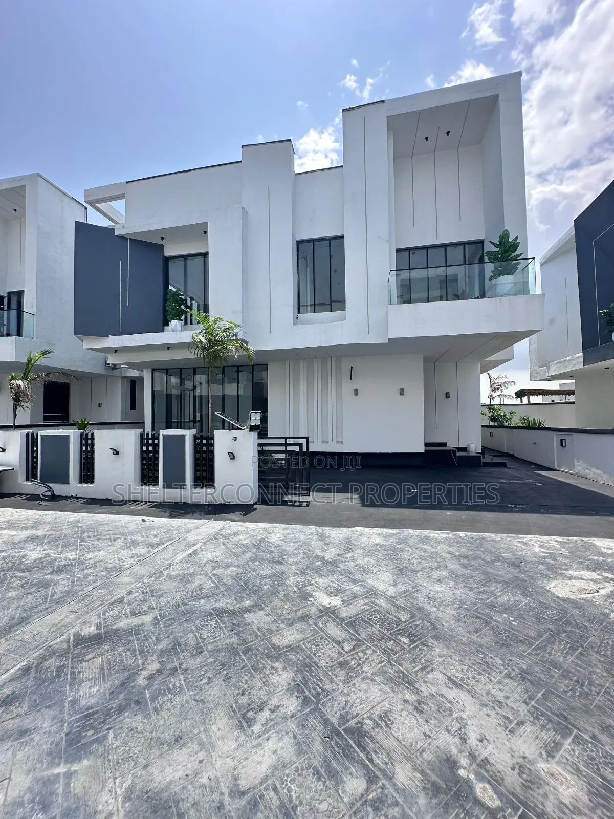 5bdrm Duplex in Chevron for sale