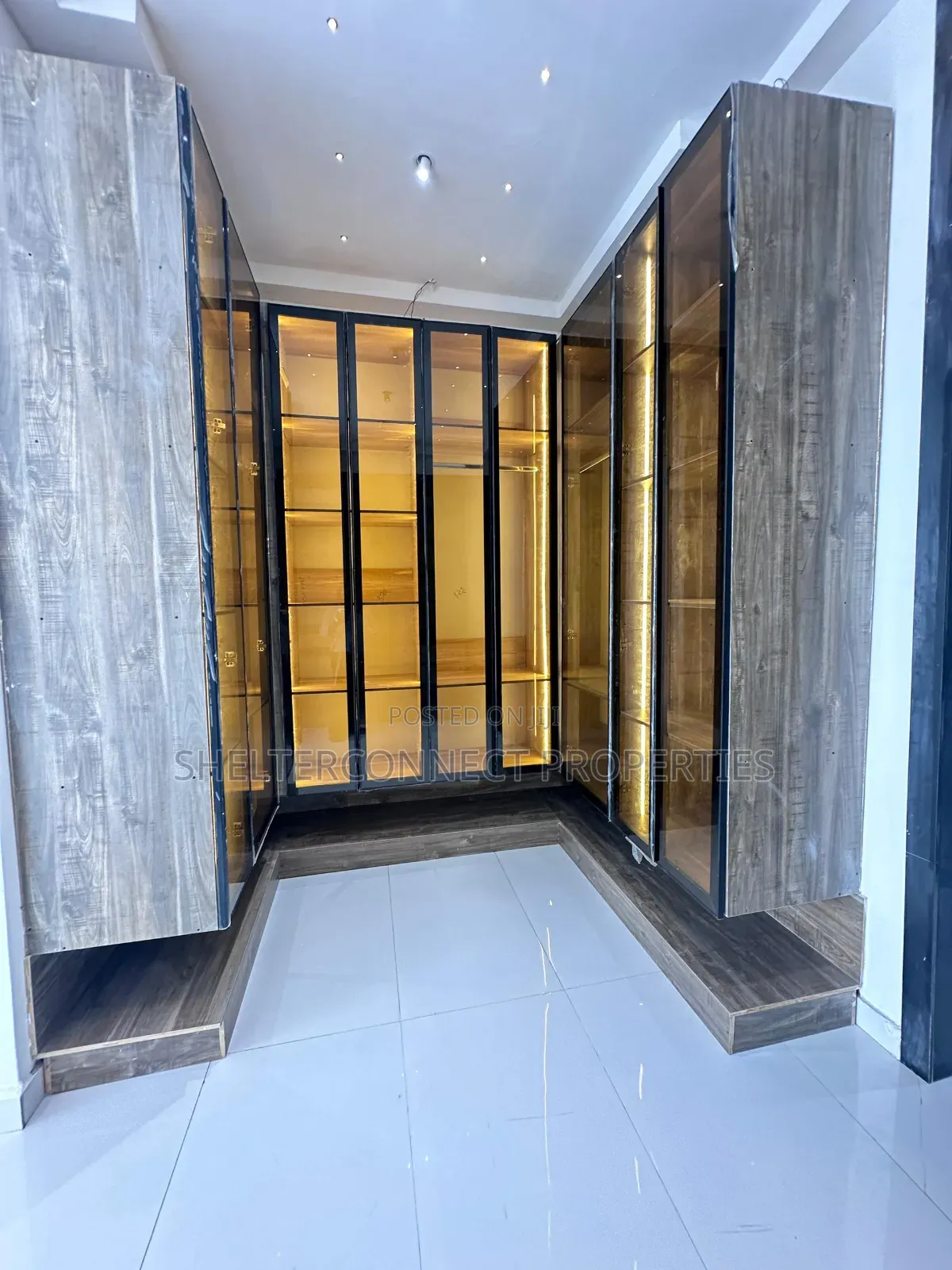 5bdrm Duplex in Chevron for sale