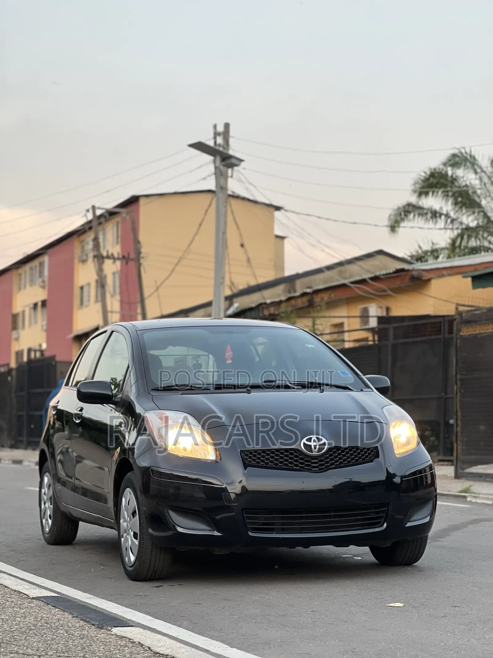 Toyota Yaris Base Hatchback 5dr 2010 Black