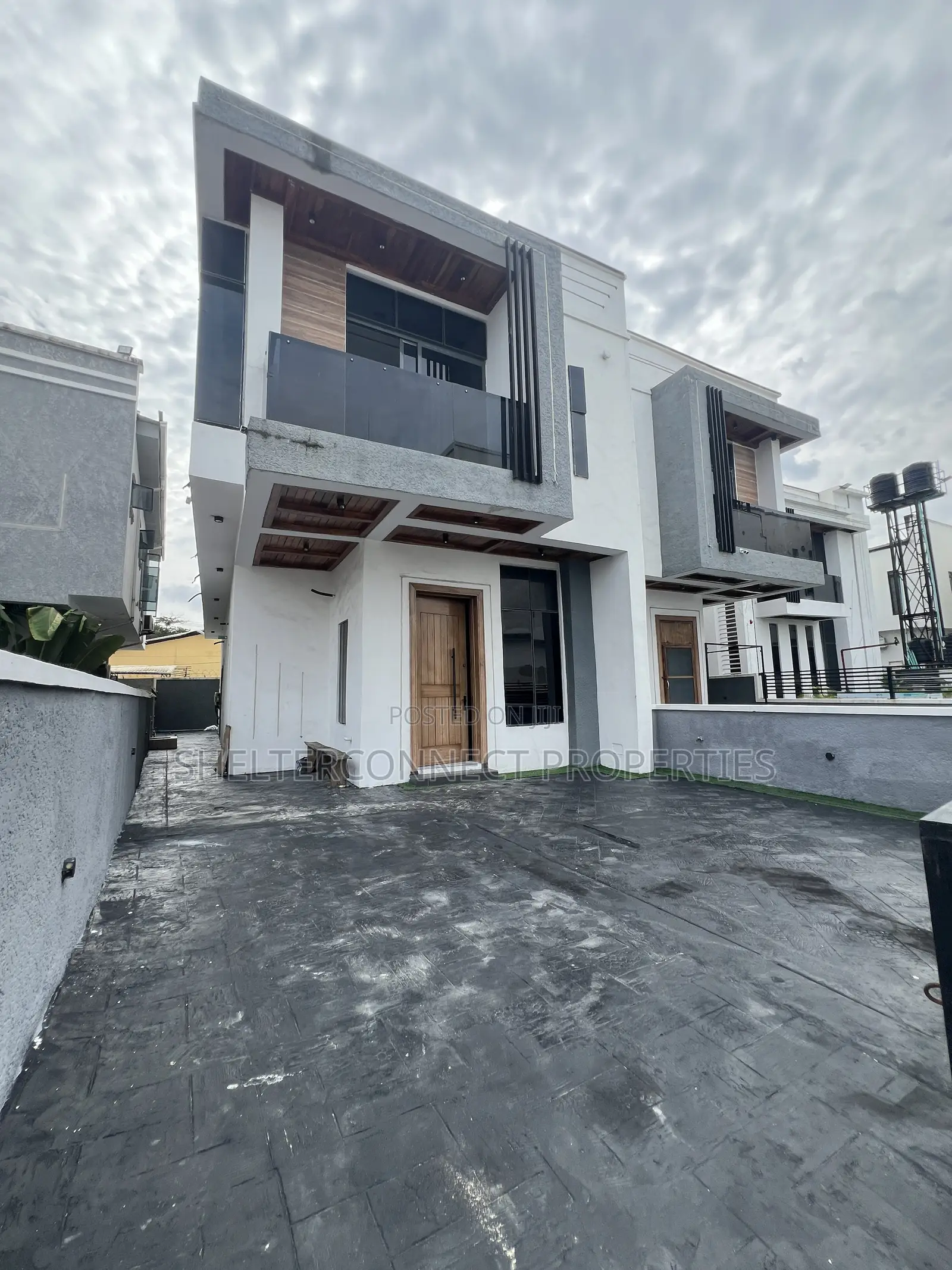 4bdrm Duplex in Chevron for sale
