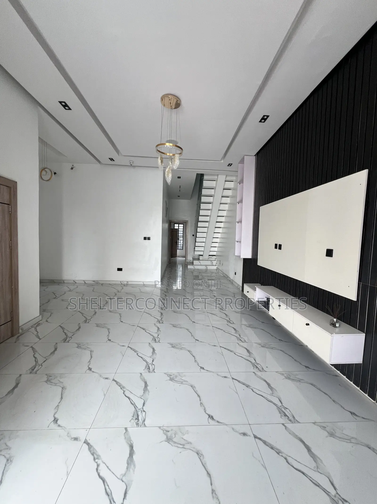 4bdrm Duplex in Chevron for sale