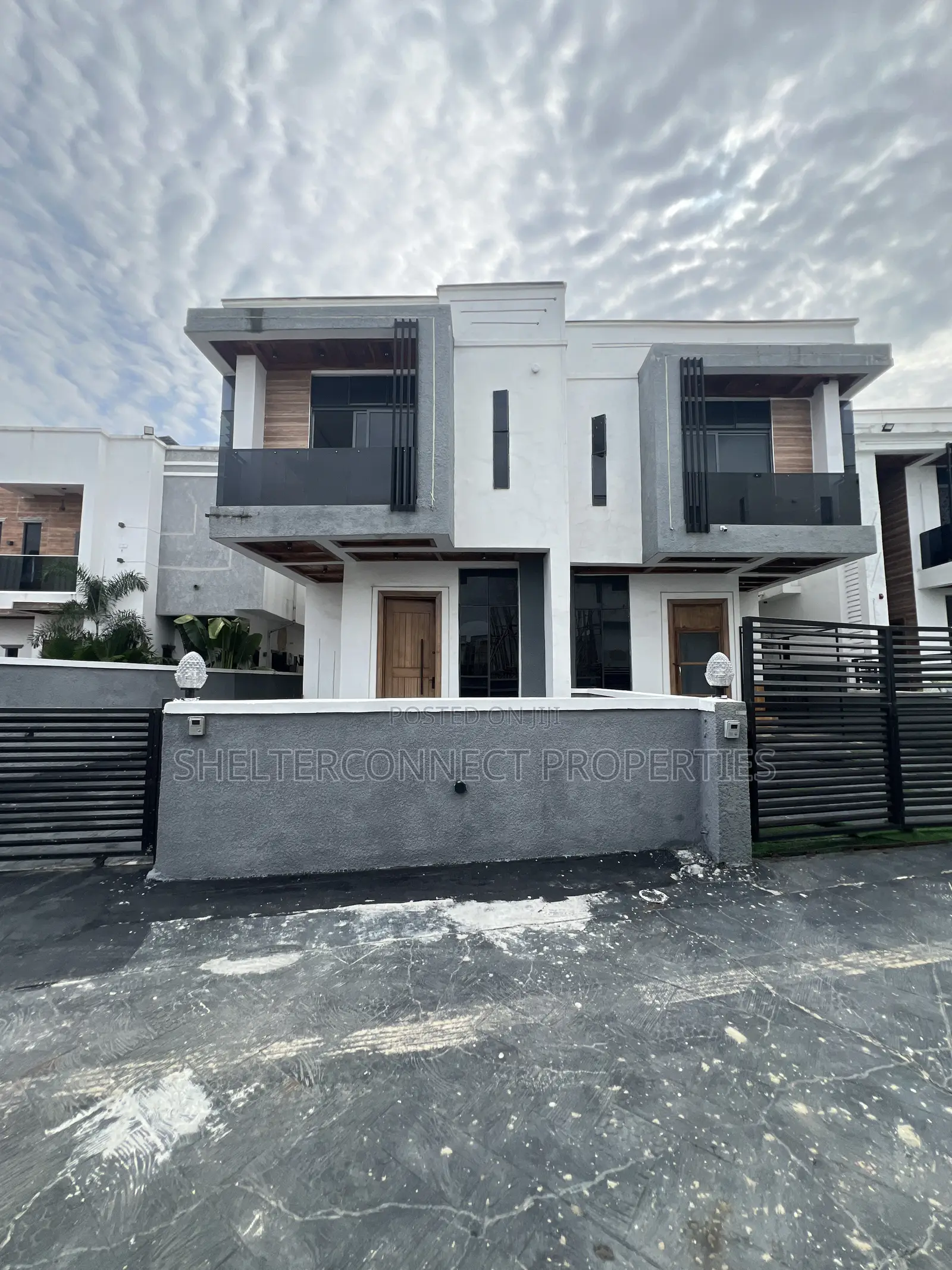 4bdrm Duplex in Chevron for sale