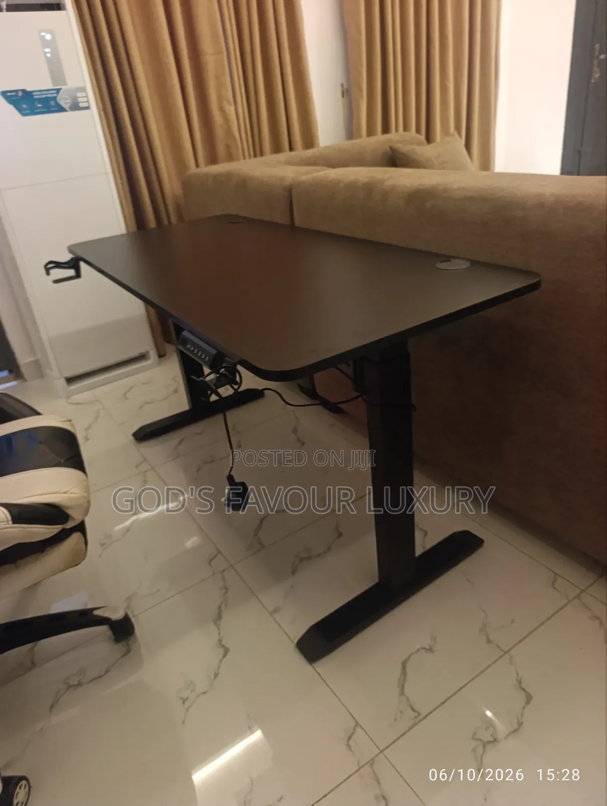 Modern Electric Adjustable Desk.