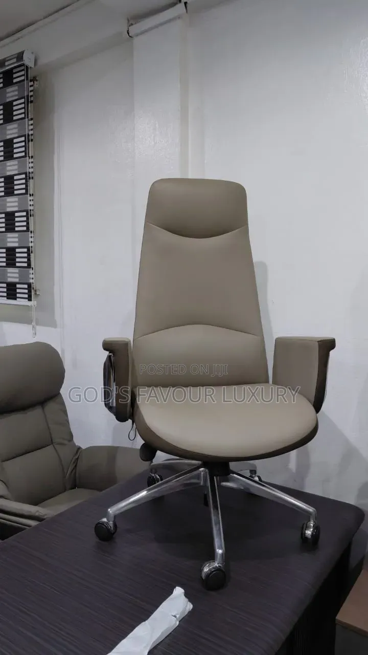 Executive Office Swivel Leather Chair.