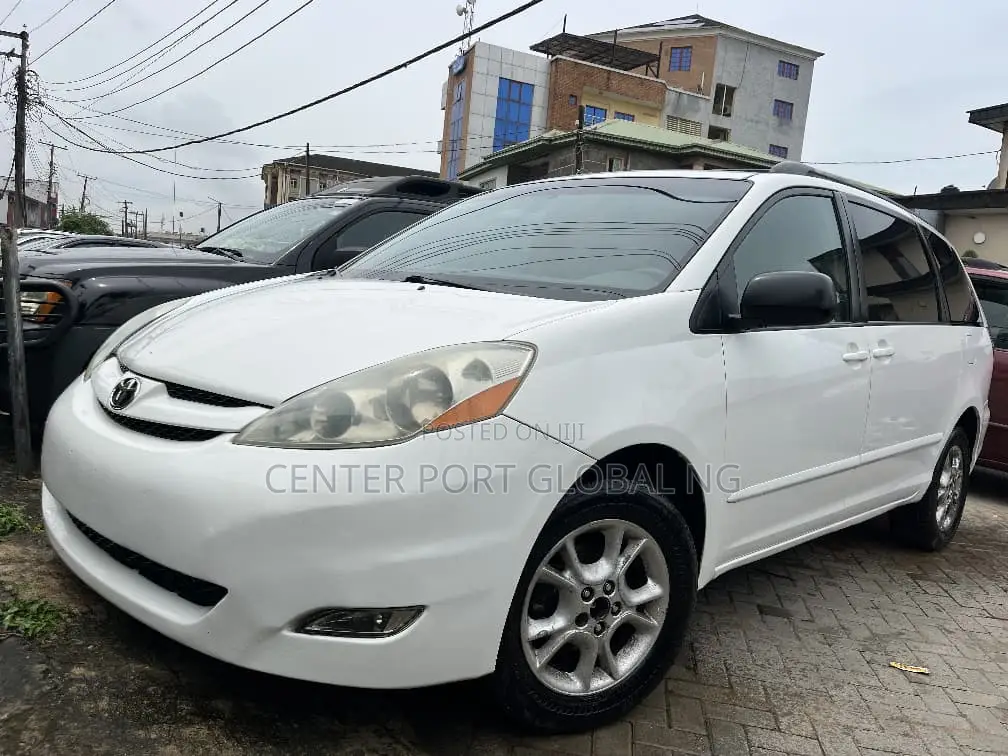 Toyota Sienna LE FWD 2006 White