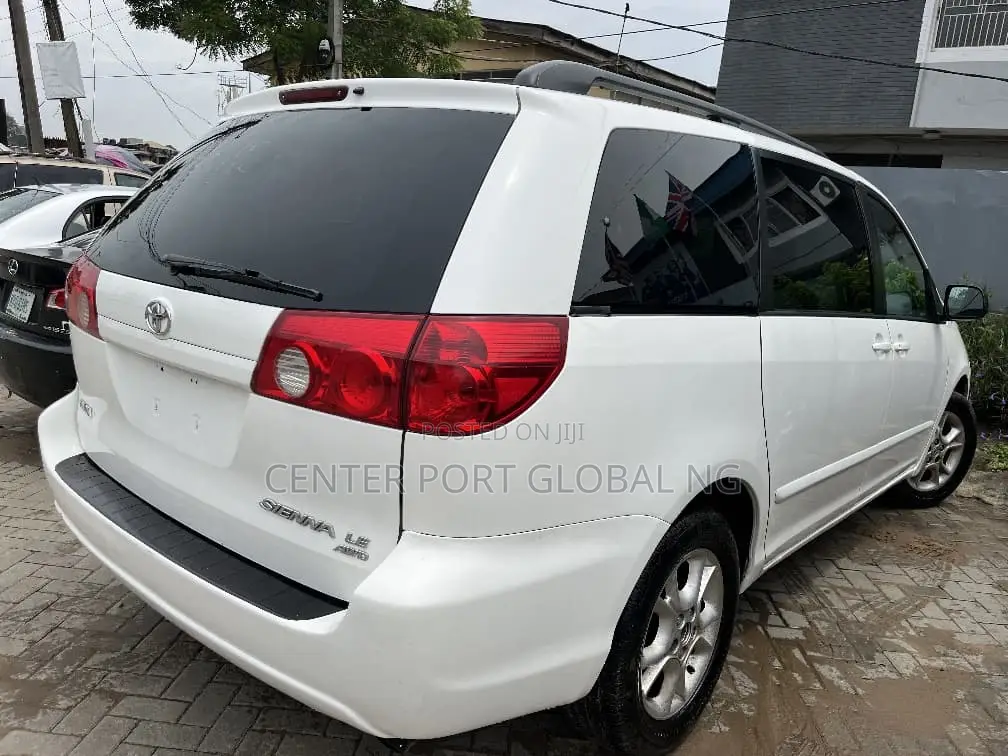 Toyota Sienna LE FWD 2006 White