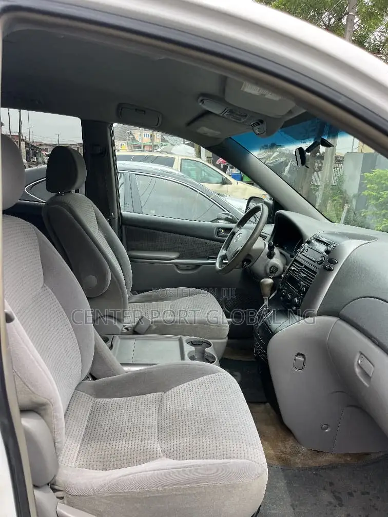 Toyota Sienna LE FWD 2006 White